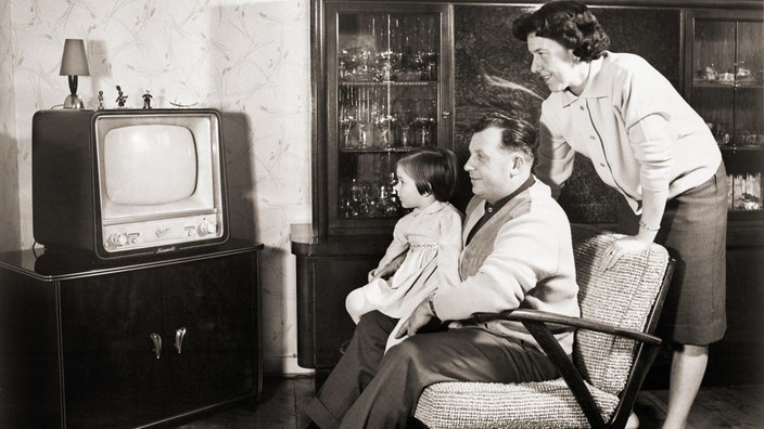 Eine Familie vor dem Fernsehgerät, Bundesrepublik Deutschland, 1960. | Bildquelle: akg-images Eine Familie vor dem Fernsehgerät, Bundesrepublik Deutschland, 1960.