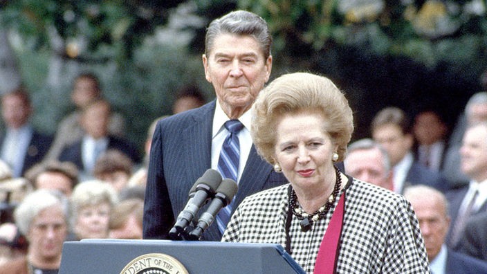Ronald Reagan und Margaret Thatcher stehen zusammen am Rednerpult, 1988