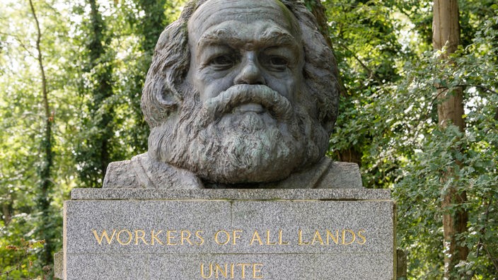 Auf dem Grab von Karl Marx steht eine Büste mit der Inschrift "Workers of all lands unite"