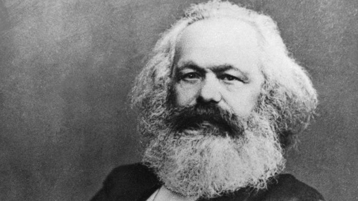Porträtfoto von Karl Marx, auf einem Stuhl sitzend