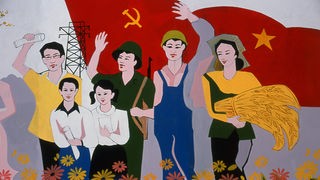 Im Stil des sozialistischen Realismus gemaltes Bild. Ein Wissenschaftler, ein Soldat, ein Arbeiter, eine Bäuerin und zwei Kinder stehen in einer idealisierten Welt und winken.