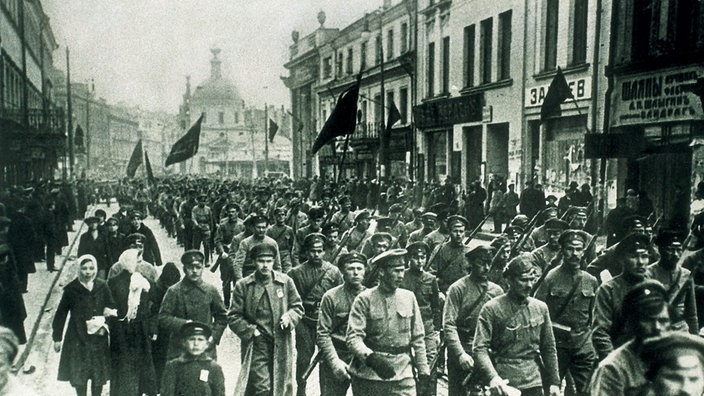Bolschewistische Revolutionäre ziehen im Oktober 1917 durch Moskau | Bildquelle: INTERFOTO Bolschewistische Revolutionäre ziehen im Oktober 1917 durch Moskau