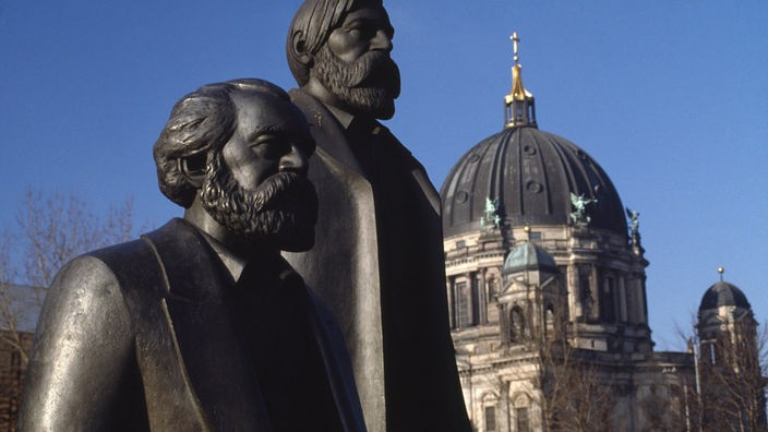 Standbild-Denkmal von Karl Marx und Friedrich Engels vor dem Berliner Dom 