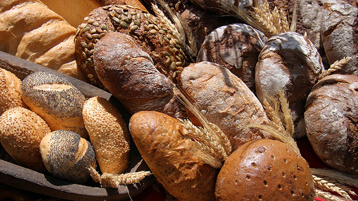 viele Brotsorten in der Warenauslage einer Bäckerei