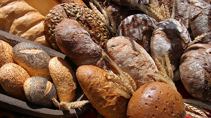 viele Brotsorten in der Warenauslage einer Bäckerei | Bildquelle: Imago/Müller-Stauffenberg viele Brotsorten in der Warenauslage einer Bäckerei