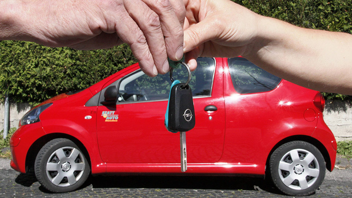 Schlüsselübergabe beim Car-Sharing