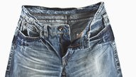 Ausgewaschene Jeans mit defekten Stellen