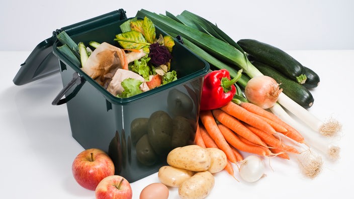 Gemüse und Obst in einem Korb aus Plastik.