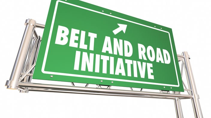 Grünes Schild mit Aufschrift "belt and road initiative"