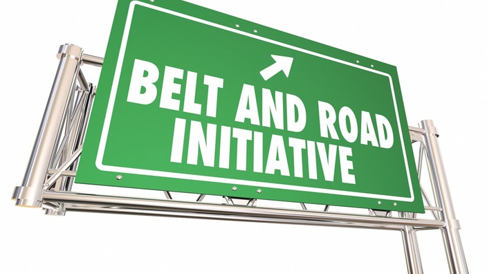 Grünes Schild mit Aufschrift "belt and road initiative" | Bildquelle: Imago Grünes Schild mit Aufschrift "belt and road initiative"
