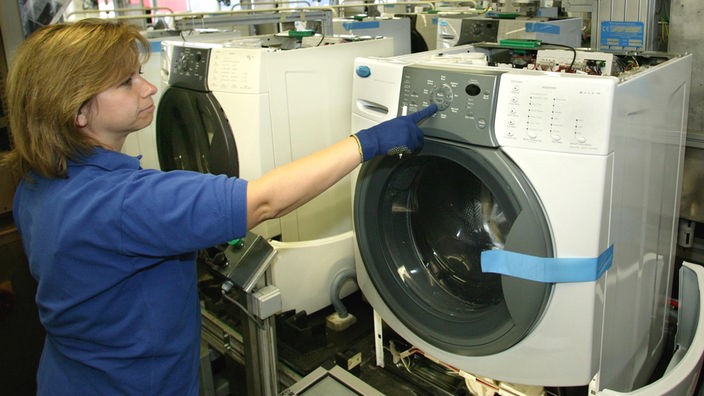 Frau in einer Produktionshalle von Waschmaschinen