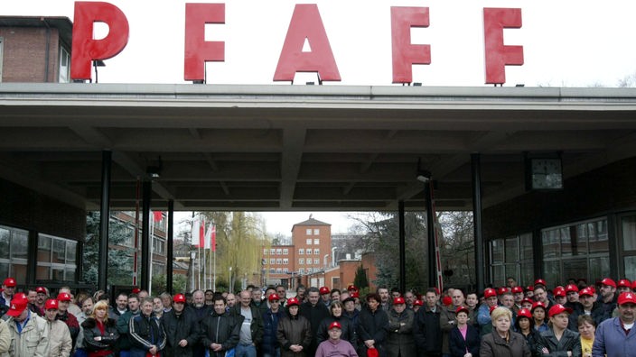 Arbeiter vor dem Haupttor der Firma Pfaff