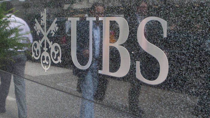 UBS-Logo an einer marmorierten Wand