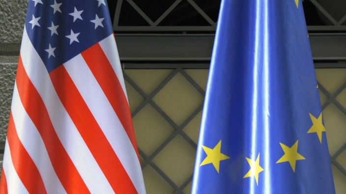 Die Flaggen der USA und EU wehen nebeneinander.