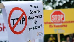 Schild mit der Aufschrift "Keine Sonderklagrechte für Investoren!" bei einer Demonstration.