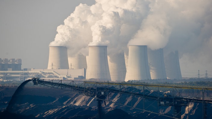 Wasserdampfschwaden aus einem Braunkohlekraftwerk. | Bildquelle: picture alliance / dpa Wasserdampfschwaden aus einem Braunkohlekraftwerk.