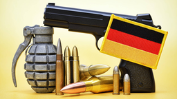 verschiedene Kleinwaffen mit deutscher Flagge
