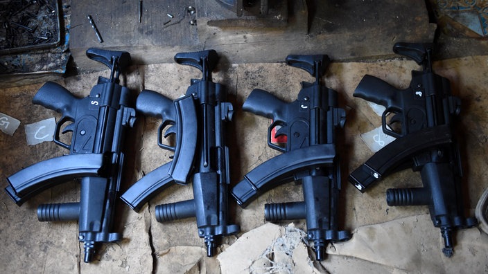 Vier MP5 nebeneinander | Bildquelle: AFP/A. Majeed Vier MP5 nebeneinander