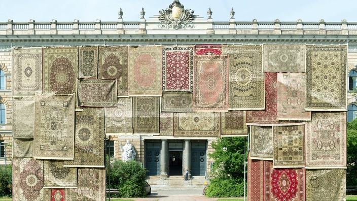 Kunstinstallation "PostIt" von Nezaket Ekici 2015: Zahlreiche Orientteppiche hängen vor dem Landgericht in Dresden 