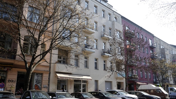 Eine modernisiertes und saniertes Mietshaus in Berlin-Prenzlauer Berg. | Bildquelle: imago/snapshot / imago stock&people Eine modernisiertes und saniertes Mietshaus in Berlin-Prenzlauer Berg.
