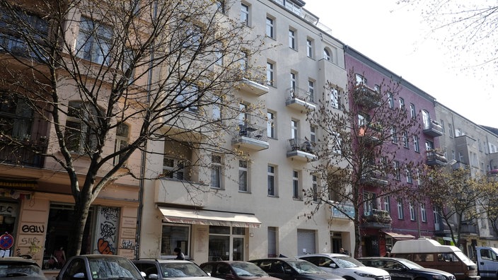 Eine modernisiertes und saniertes Mietshaus in Berlin-Prenzlauer Berg.