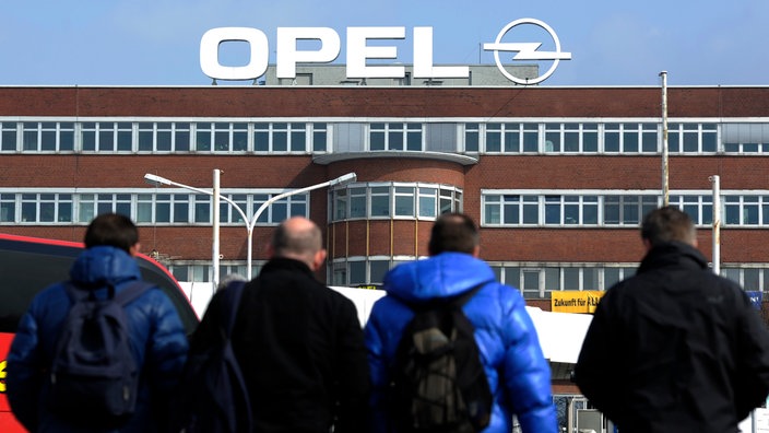 Angestellte, die auf das Opelwerk zugehen | Bildquelle: WDR / dpa / Marius Becker Angestellte, die auf das Opelwerk zugehen