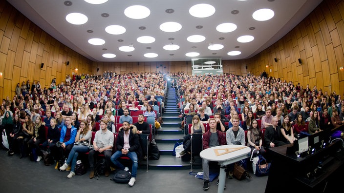 Ein Hörsaal der Uni Hannover, gefüllt mit Studenten