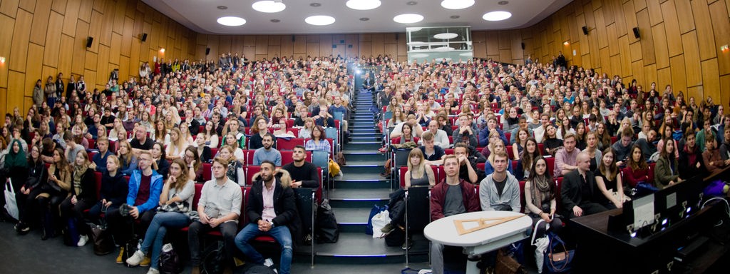 Ein Hörsaal der Uni Hannover, gefüllt mit Studenten