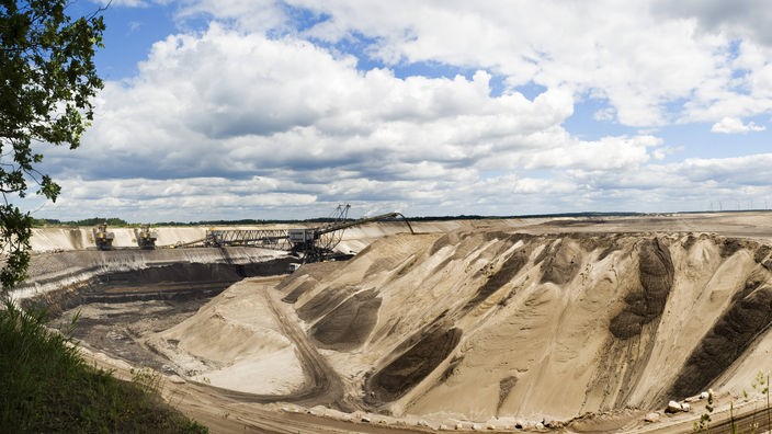 Der Braunkohletagebau in Cottbus Nord mit den großen Baggern und den Haufen von Abtragungsschutt