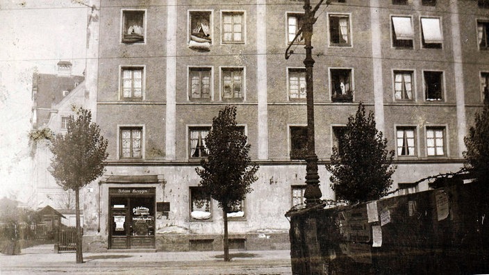 Frontansicht eines dreistöckigen Wohnhauses in München – Foto sw | Bildquelle: Baugenossenschaft München von 1871 eG Frontansicht eines dreistöckigen Wohnhauses in München – Foto sw