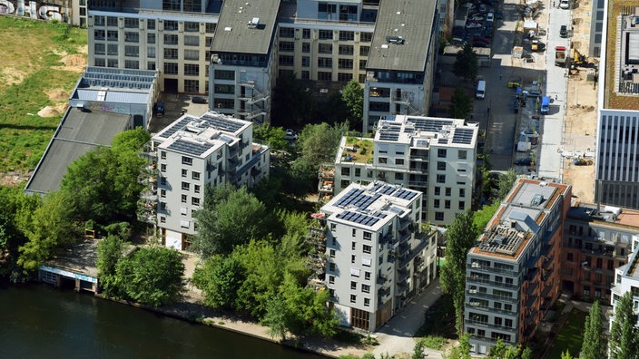 Häuserkomplex mit drei Häusern an der Spree | Bildquelle: akg/euroluftbild.de/Robert Gra Häuserkomplex mit drei Häusern an der Spree