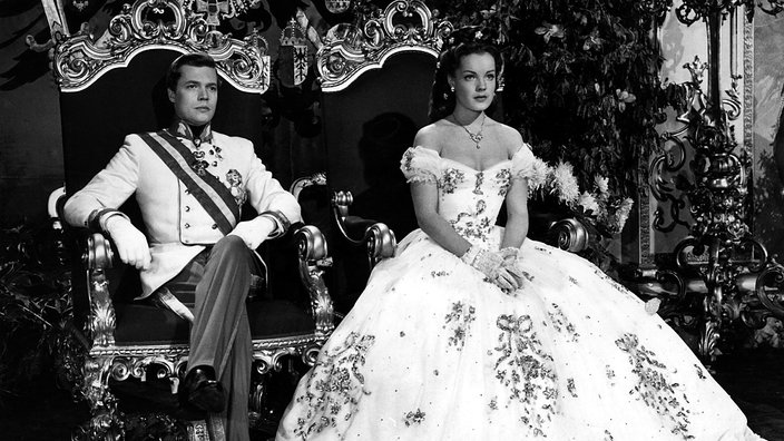 Filmbild: Kaiser Franz und Kaiserin Sissi auf zwei Thronen | Bildquelle: Interfoto/Archiv Friedrich Filmbild: Kaiser Franz und Kaiserin Sissi auf zwei Thronen