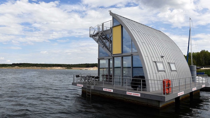 Schwimmendes Haus | Bildquelle: dpa/Jens Kalaene Schwimmendes Haus