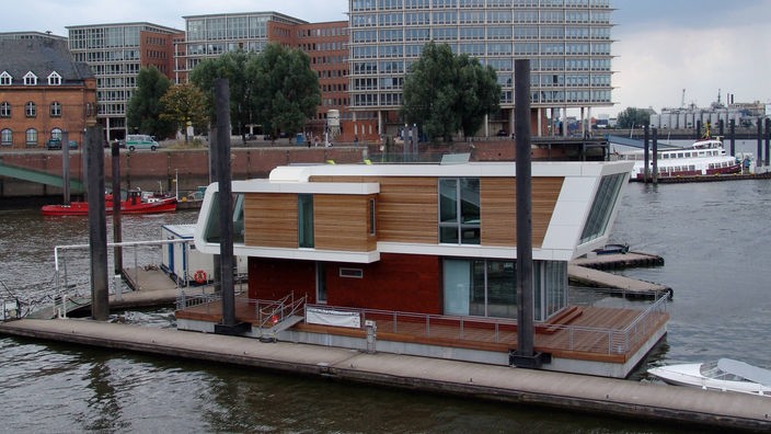 Schwimmendes Haus im Hafen von Hamburg