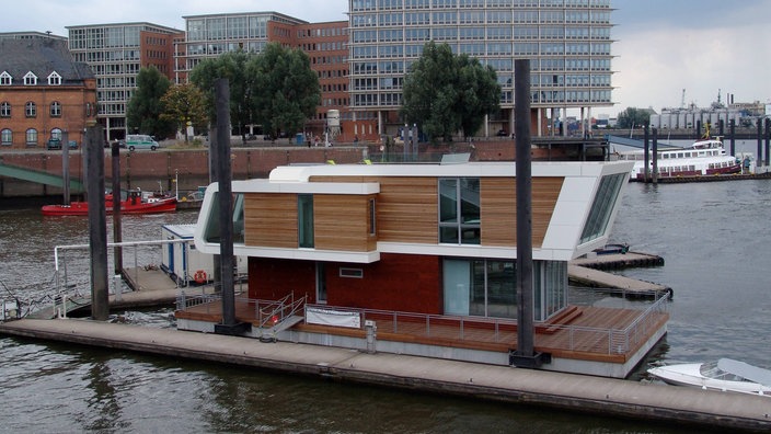 Schwimmendes Haus im Hafen von Hamburg | Bildquelle: Imago/Jochen Tack Schwimmendes Haus im Hafen von Hamburg
