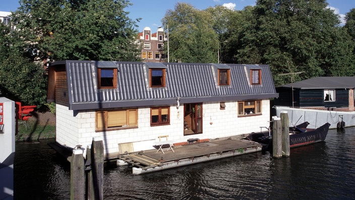 Ein Hausboot in einer Amsterdamer Gracht