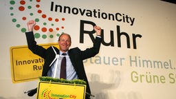 Der Oberbürgermeister von Bottrop Bernd Tischler jubelt über den Sieg seiner Stadt beim Wettbewerb Innovation City.
