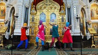 Maskierte Mitglieder der Punkrockband "Pussy Riot" in einer Moskauer Kathedrale.