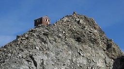 An der Spitze der Walliser Alpen steht die Schutzhütte "Aiguilles de la Singla"
