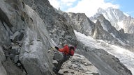 Eine Person erklimmt einen Gletscher im Trient-Gebiet