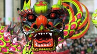 Drachenfigur während chinesischer Neujahrsparade
