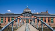 Das historische Backstein-Gebäude der alten Fischauktionshalle.