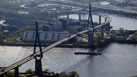 Luftbild von der Köhlbrandbrücke, die über die Elbe führt.