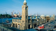 Die historischen Tuffstein-Gebäude der Sankt-Pauli-Landungsbrücken.