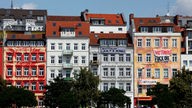 Häuserfront der Hamburger Hafenstraße mit Spruchbändern an den Fassaden.