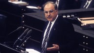 Helmut Kohl am Rednerpult 1984