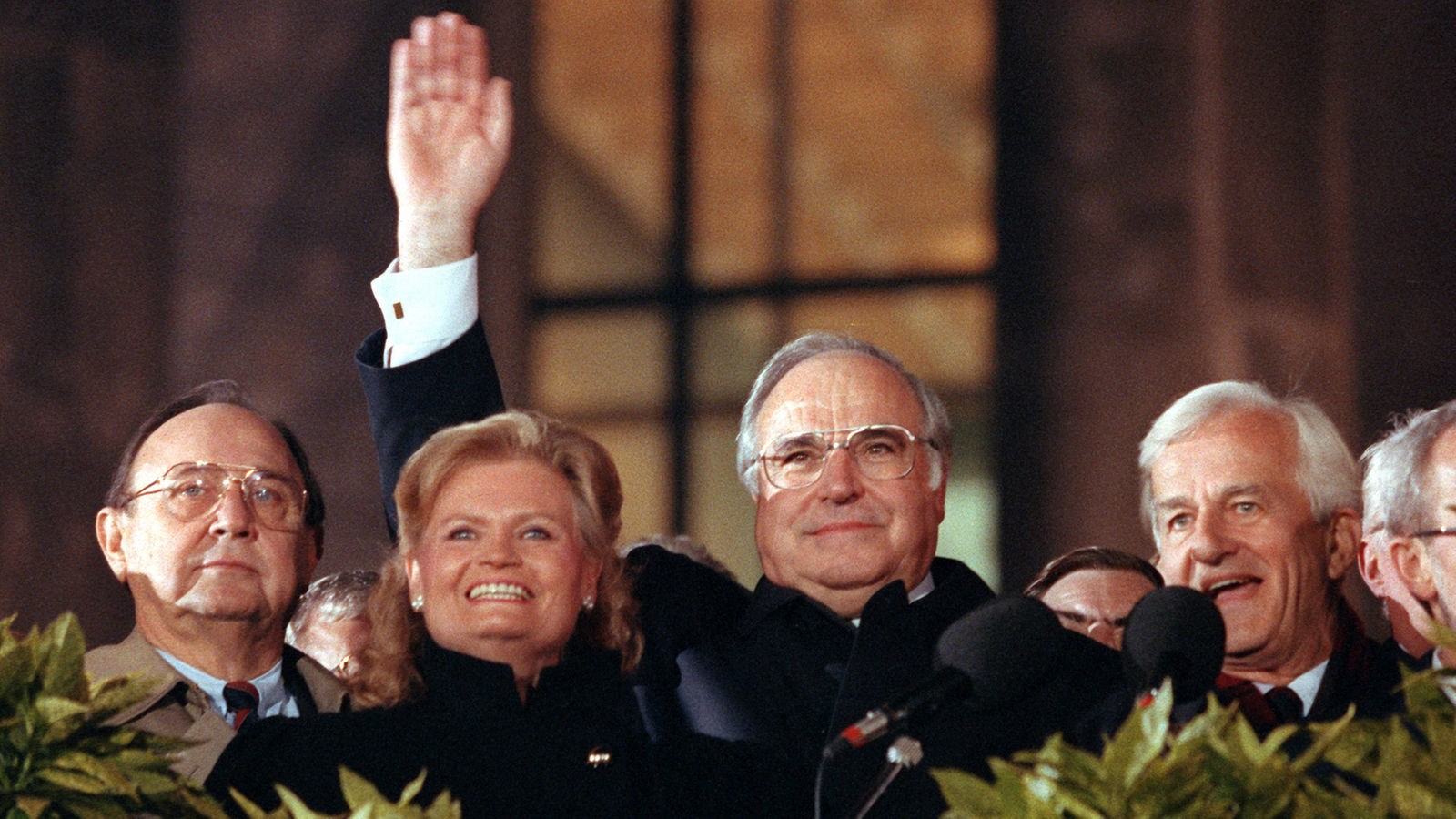 Helmut und Hannelore Kohl mit weiteren Politikern 1990 vor dem Reichstag