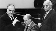 Helmut Kohl 1982 mit Norbert Blüm und Rainer Barzel im Bundestag