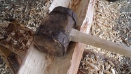 Zaun aus einzelnen Holzbrettern, die mit einer Querstrebe per Holznagel verbunden sind