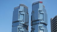 Blick auf die Zwillingstürme "Lippo Center" in Hongkong. Die Türme sind verschachtelt gebaut und komplett verspiegelt